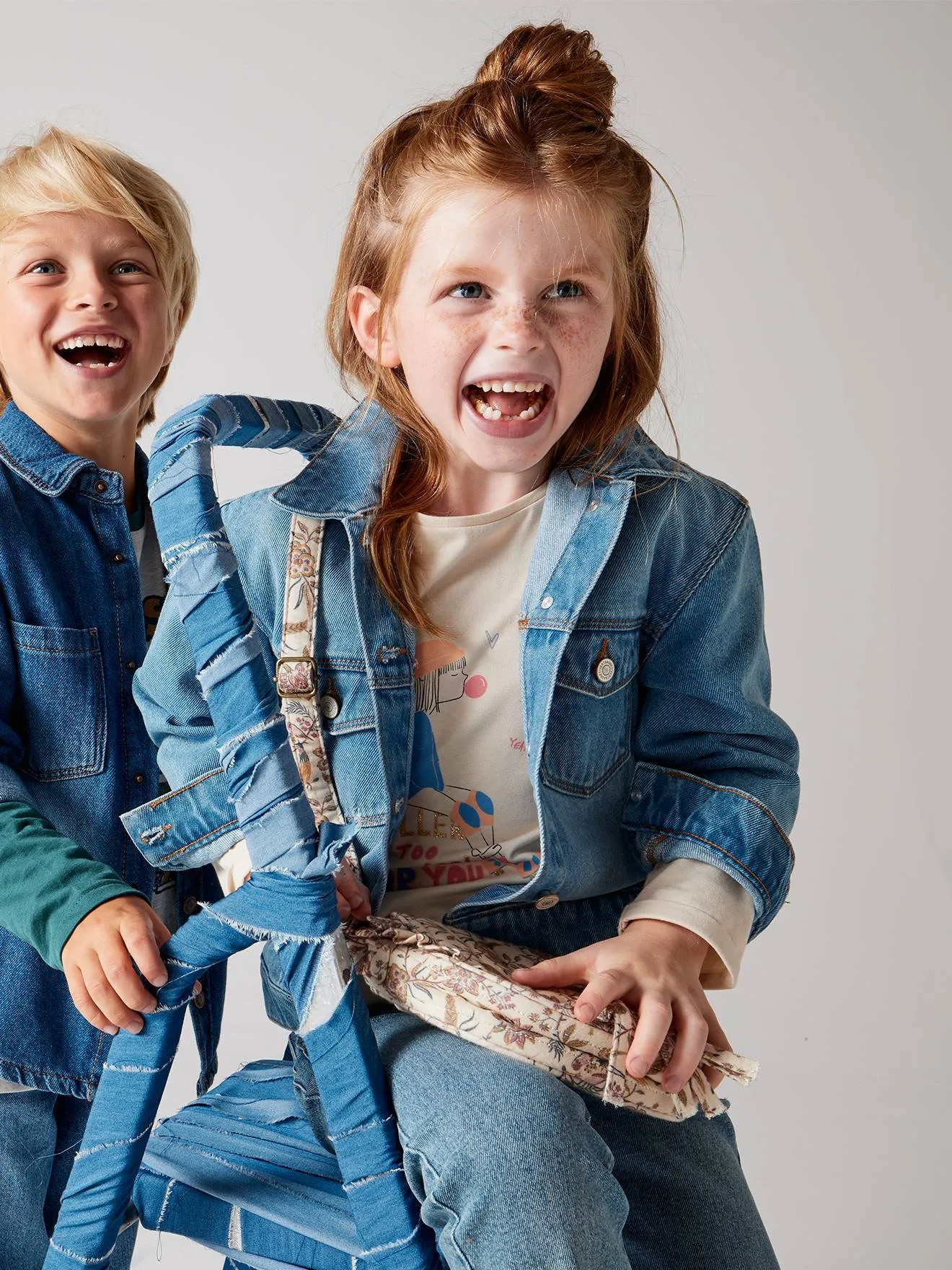 Chaqueta vaquera con decoración de flores «pop» detrás para niña