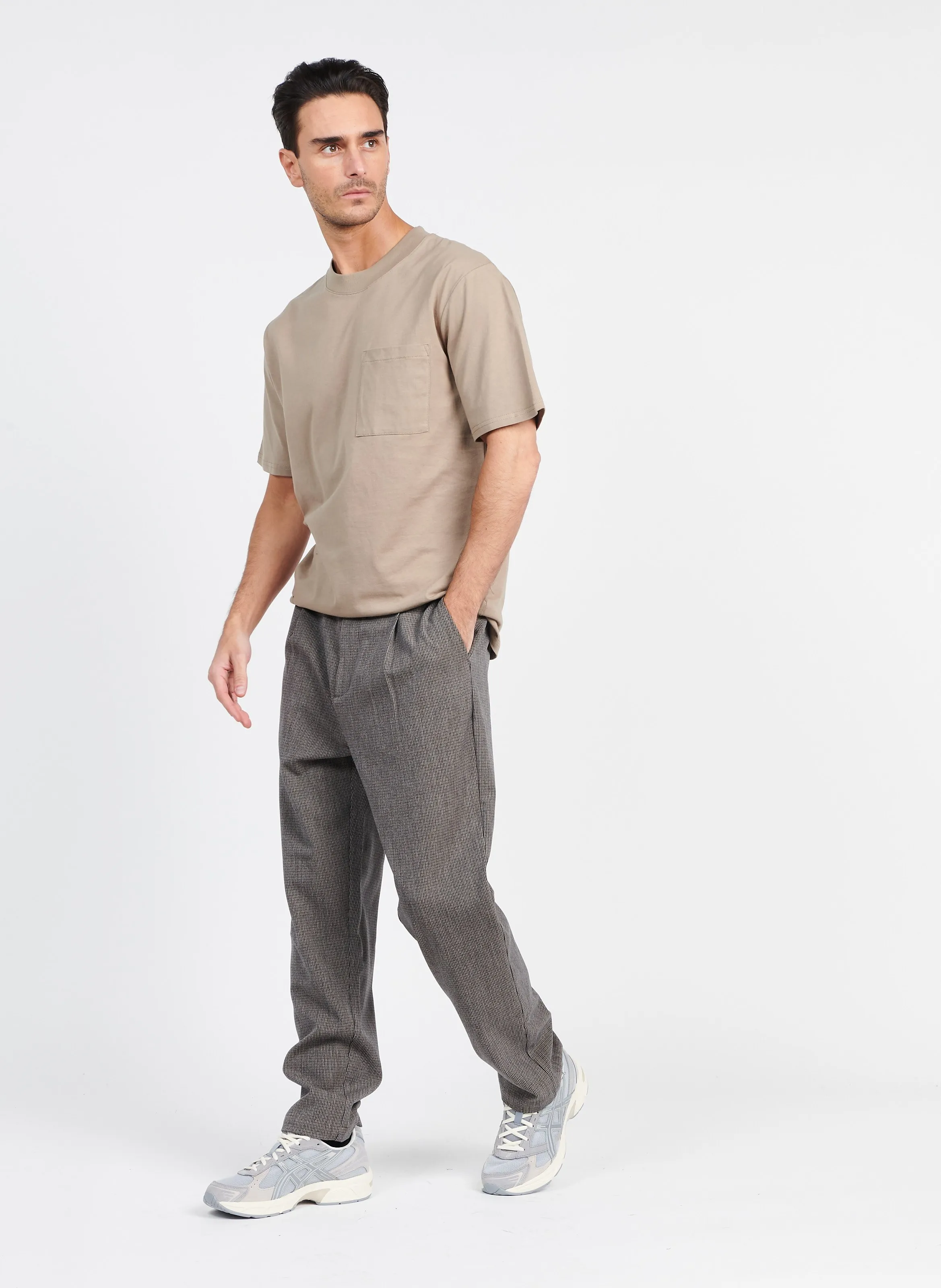 PLEATO - Pantalón chino de cuadros en marron