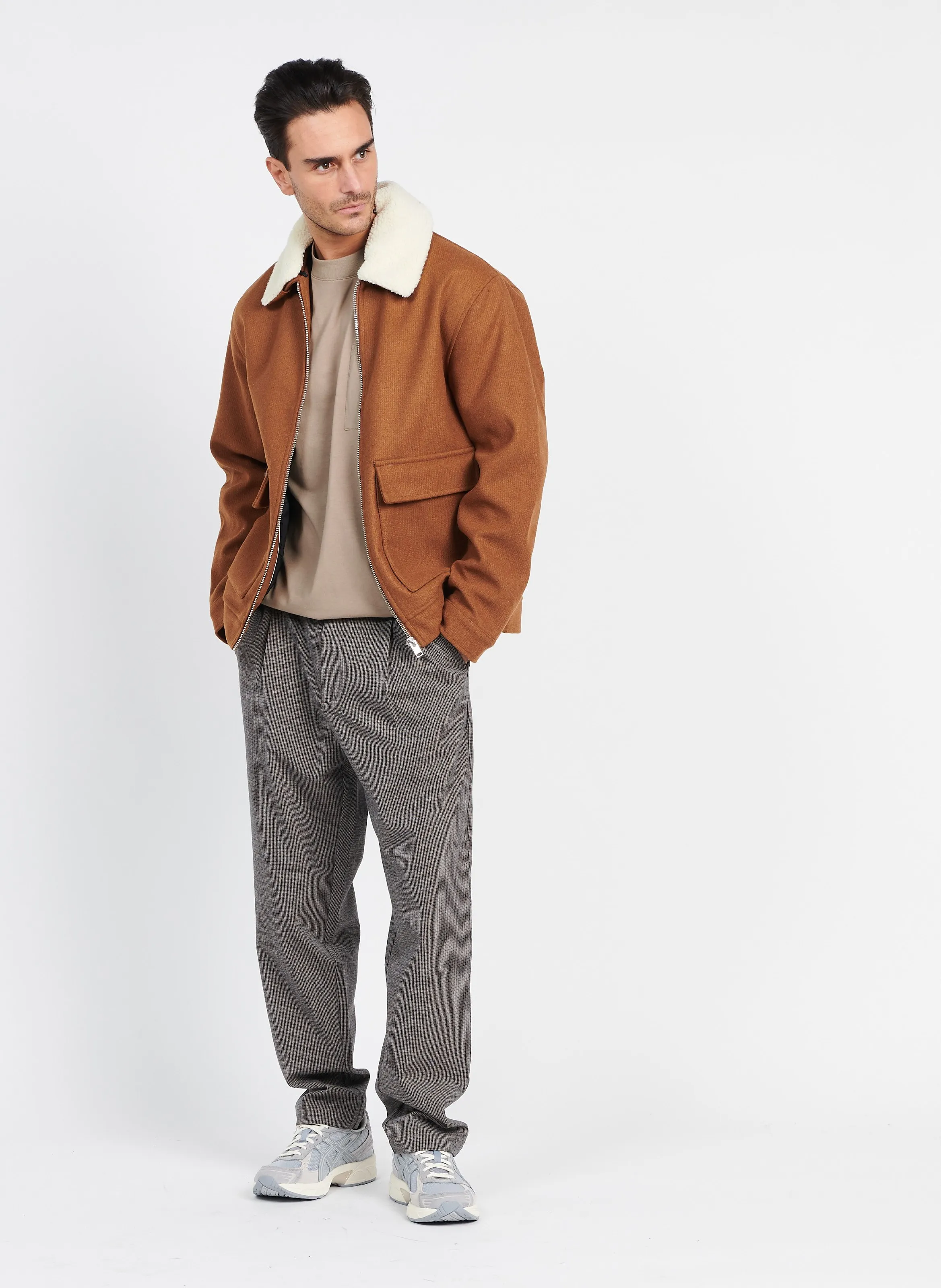 PLEATO - Pantalón chino de cuadros en marron