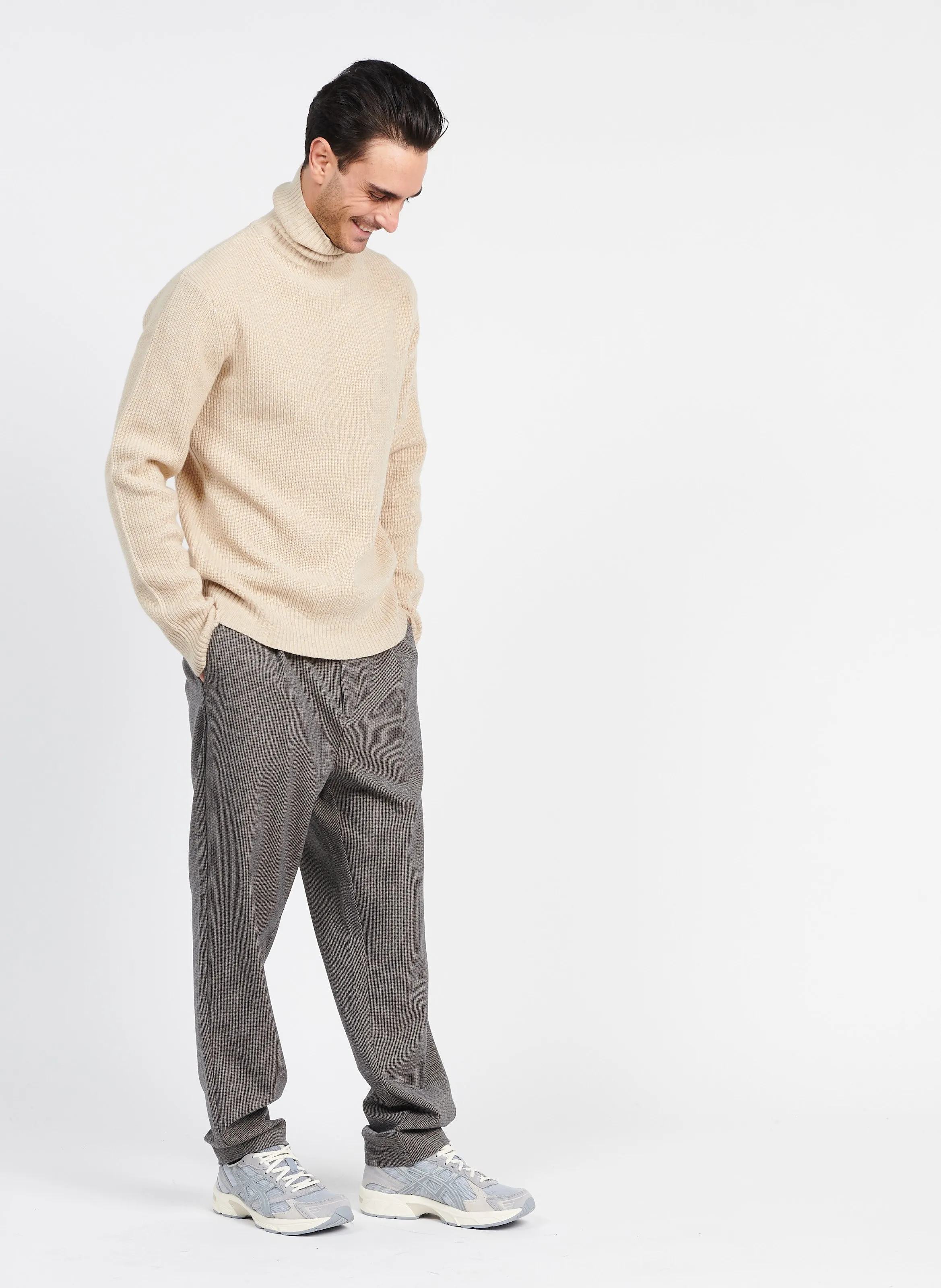 PLEATO - Pantalón chino de cuadros en marron